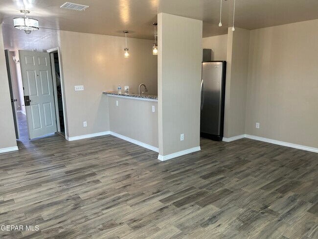 Building Photo - 5717 Manila Dr