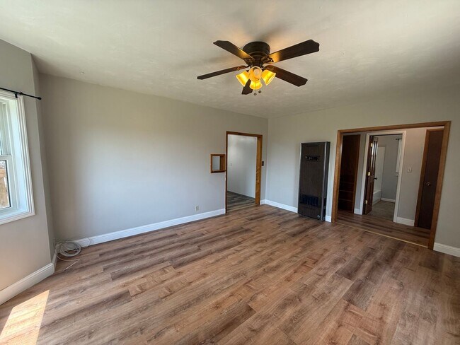 Building Photo - Country Property!