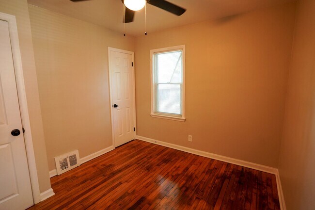 Building Photo - Renovated 3-Bedroom Home - We Welcome Sect...