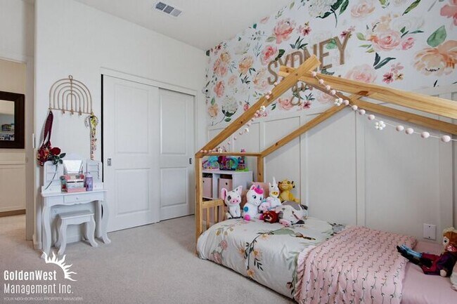 Building Photo - Modern 3Bdm 2.5Ba Unfurnished Town-Home in the Soltaire Community!