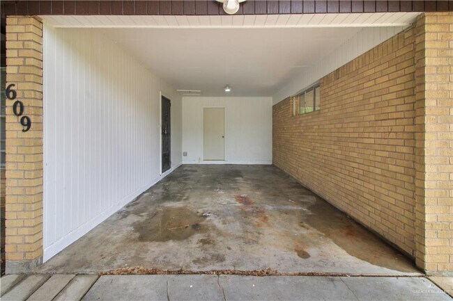 Building Photo - 14 E Walnut Ave