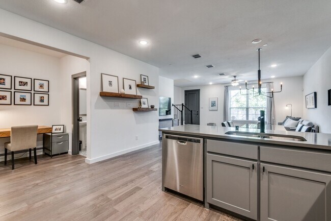 Building Photo - Lovely Las Colinas Townhome