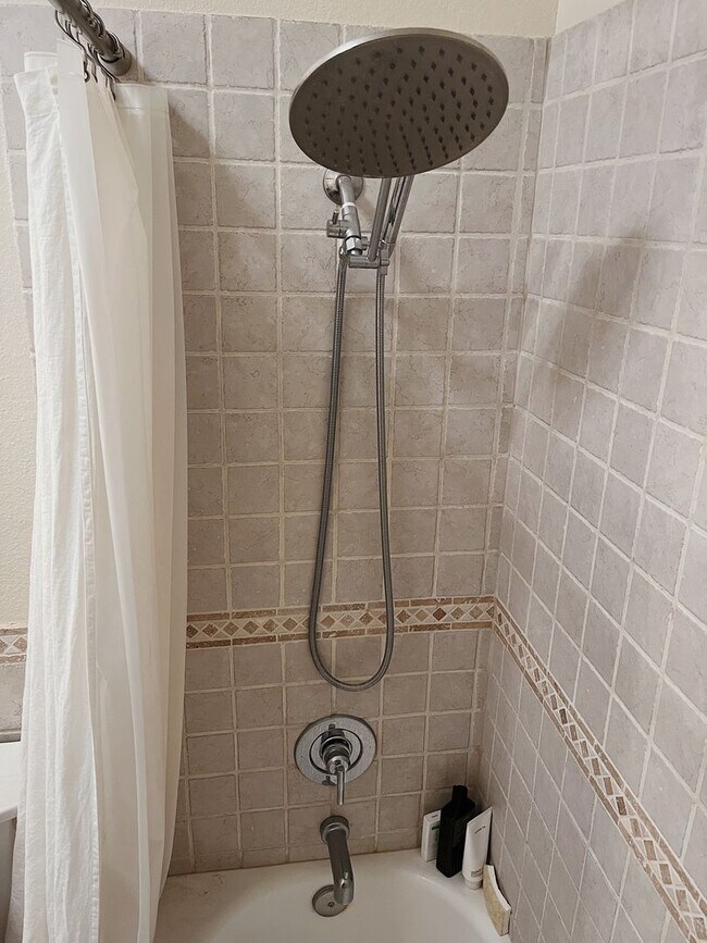 Building Photo - Beautiful Upscale Private Two Bed, Two Bat...