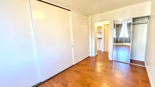 Building Photo - IDEALLY LOCATED 1 BED 1 BATH with 1 PARKIN...