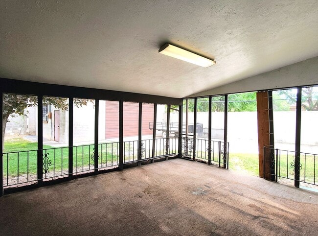 Building Photo - 3 Bd 2 Bath Over 2500 sq ft in Sandy