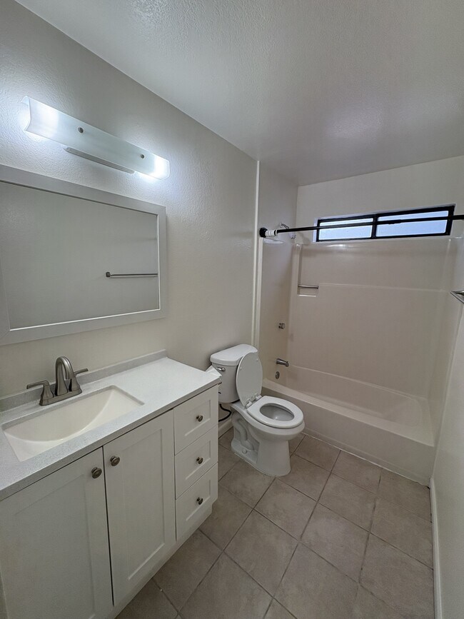 Building Photo - 228 Courtyards E