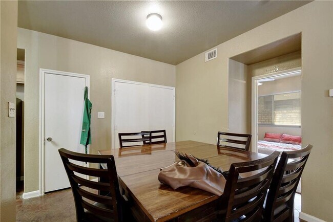 Building Photo - 4X2 West Campus Condo Under $900 Per Bedroom