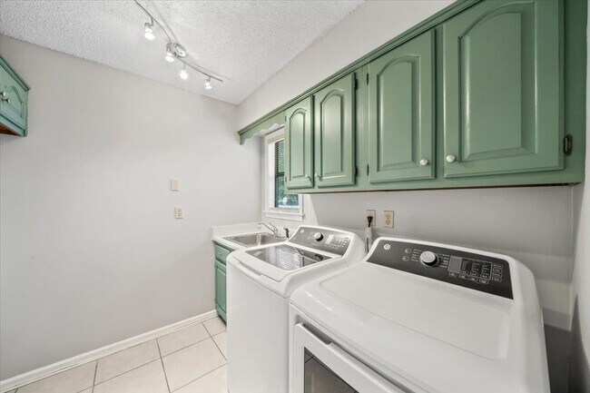 Building Photo - 7559 Cross Village Dr