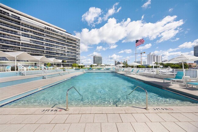 Building Photo - 900 Bay Dr