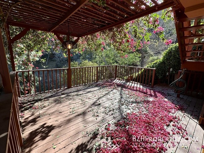 Building Photo - Charming 2Bed 2bath In Hollywood Hills