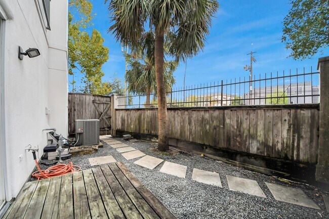 Building Photo - 1014 Montrose Blvd