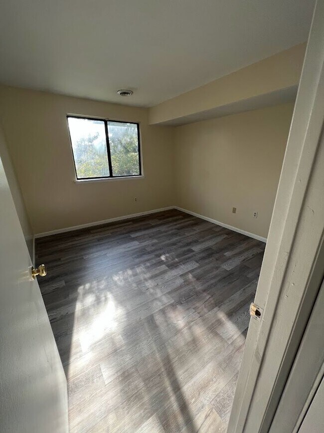 Building Photo - Newly updated 2nd floor Laurel Springs condo, Exeter Township