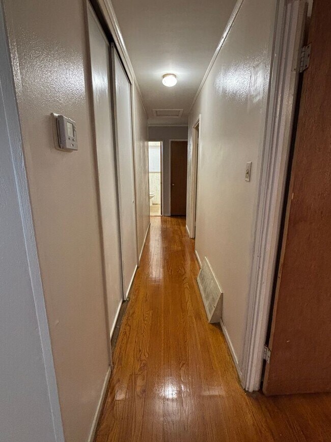 Building Photo - 4108 S Park Dr