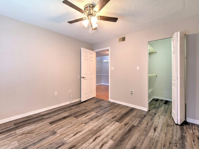 Building Photo - 209 Lake Brook Cir