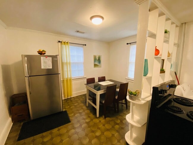 Building Photo - 2 Bedroom/1 Bath  - $1,060/Mo