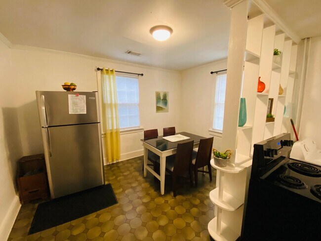 Building Photo - 2 Bedroom/1 Bath  - $875/Mo