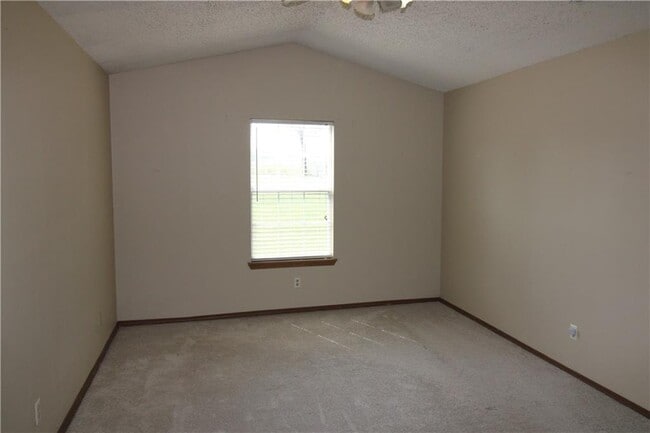 Building Photo - 417 W Apple Blossom Ave
