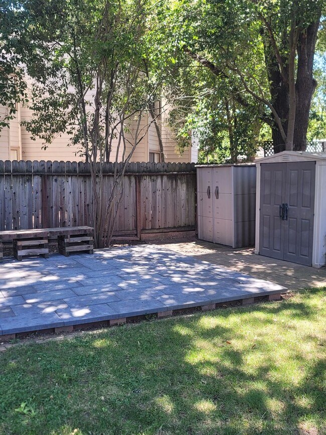 Building Photo - Mid-Century Modern half-plex in American R...