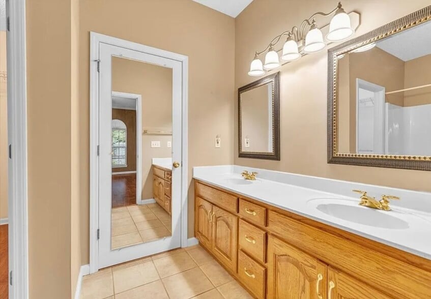 Building Photo - 1694 Red Oak Dr