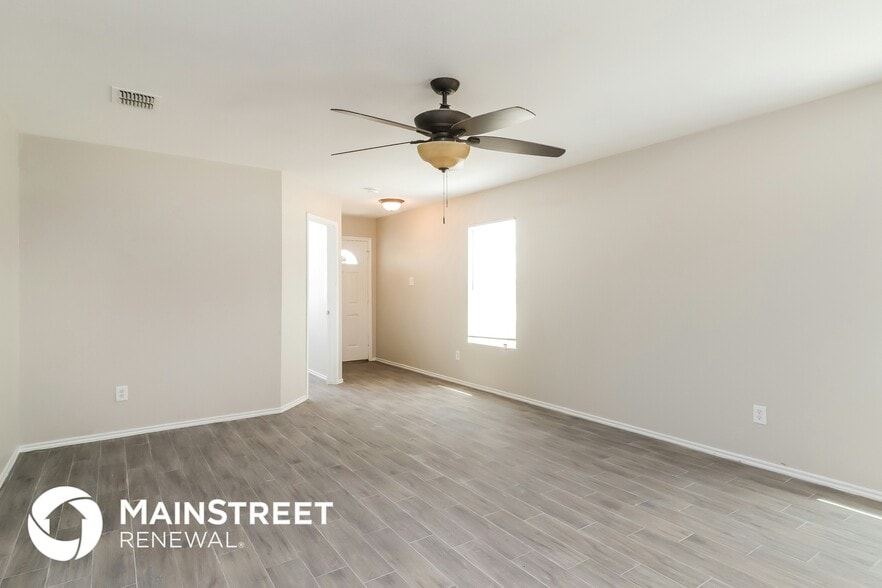 Building Photo - 212 Cres Ridge Dr