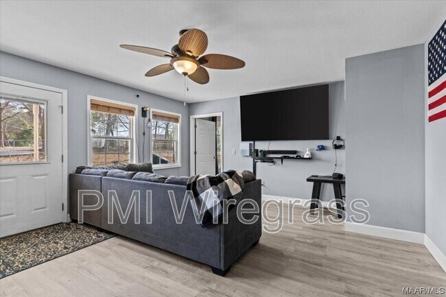 Building Photo - 209 E Mcgowan St