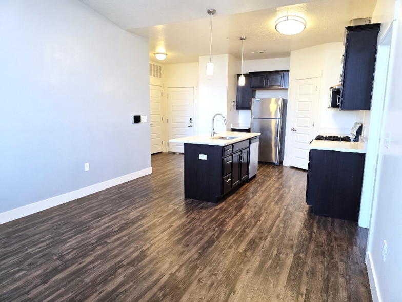 Primary Photo - 196 W Vine St