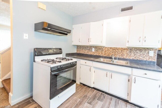 Building Photo - 211 Dalepark Dr