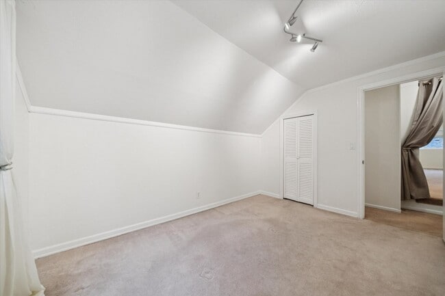 Building Photo - Beautiful Hillsdale 4 BR, 2 BA home