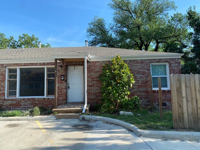 Primary Photo - $795- 2 bed 1 bath - Spacious Duplex