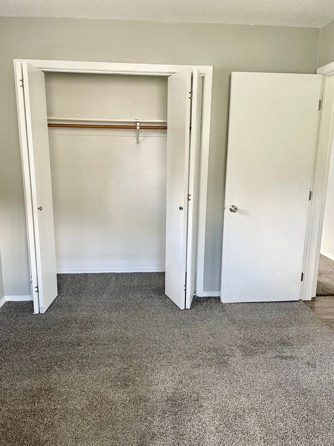 Building Photo - 2 Bedroom 1 Bath Duplex - South Fargo
