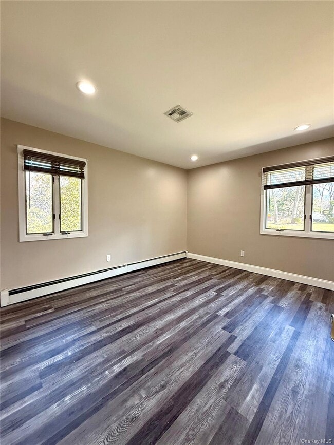 Building Photo - 102 Sycamore Cir