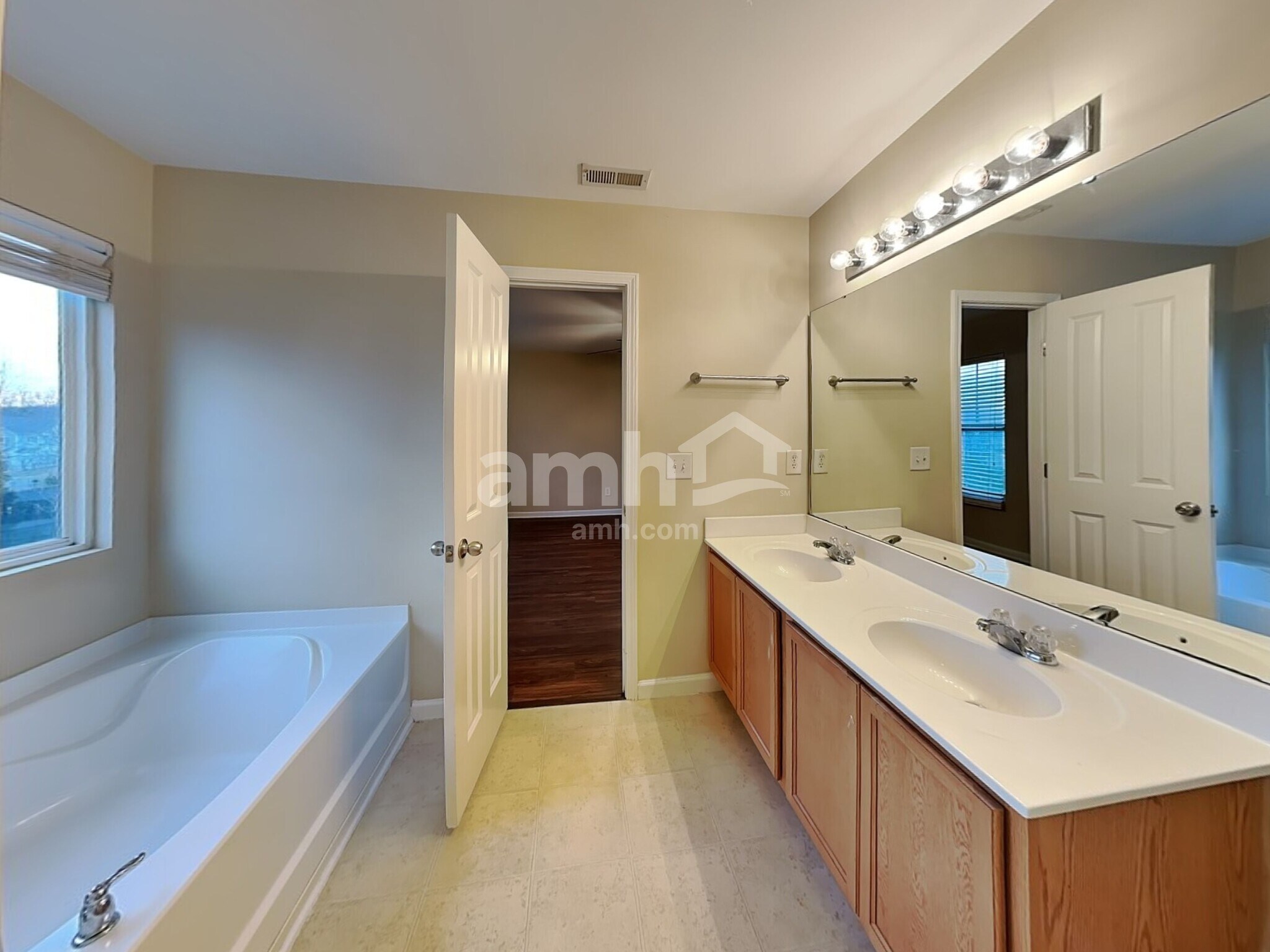 Building Photo - 1001 Collington Dr