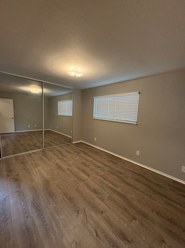 Building Photo - 425 Plum St