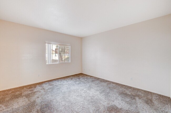 Building Photo - Beautifully Designed 2 Bedroom Condo in North Summerlin!