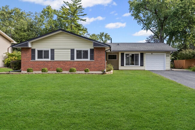Primary Photo - 21W256 Briarcliff Rd