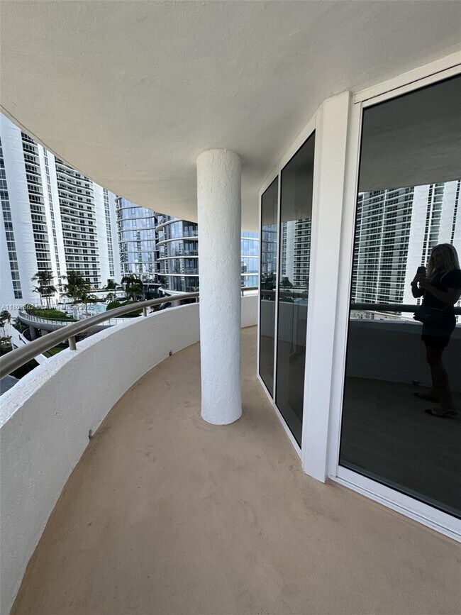 Building Photo - 15645 Collins Ave