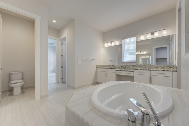 Building Photo - 9300 Crestview Cir