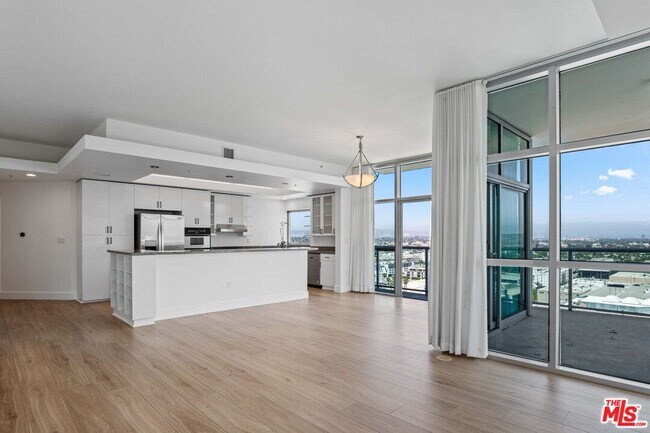 Building Photo - 13700 Marina Pointe Dr