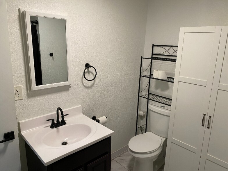 Building Photo - 5415 Buena Vista St