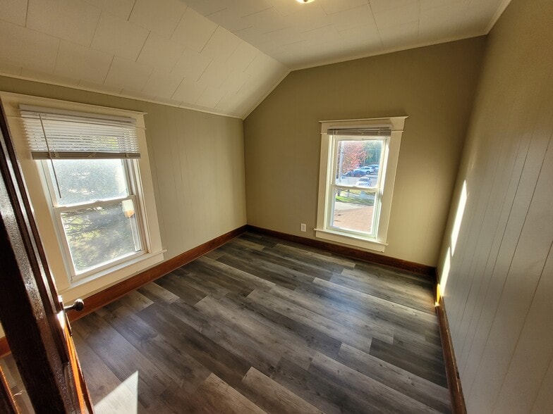 Building Photo - 818 6th Ave