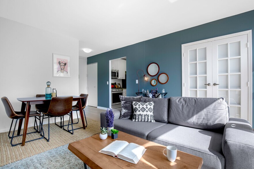 Building Photo - 400 Chambers St