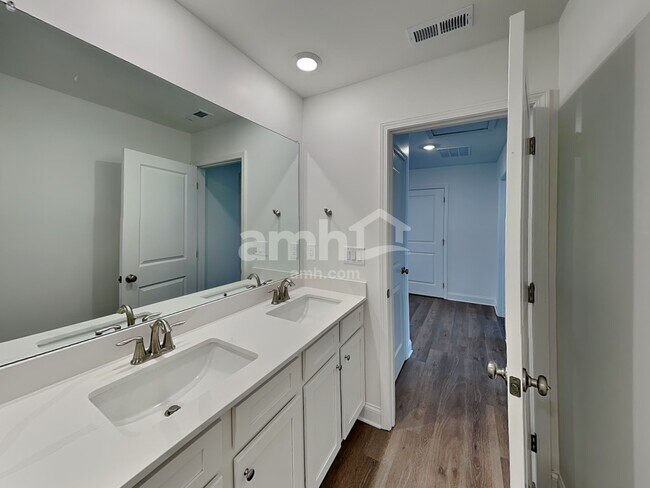 Building Photo - 1036 Highland Walk