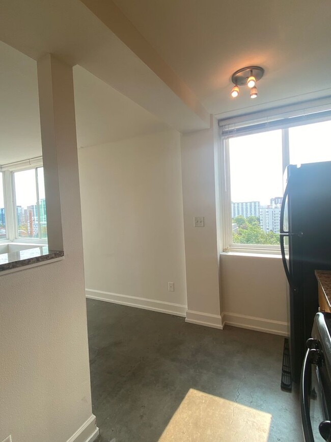 Building Photo - Beautiful apartment in Goose Hallow- Prime...