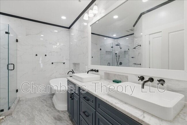 Building Photo - 2735 Linden Ln