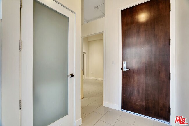 Building Photo - 939 S Broadway