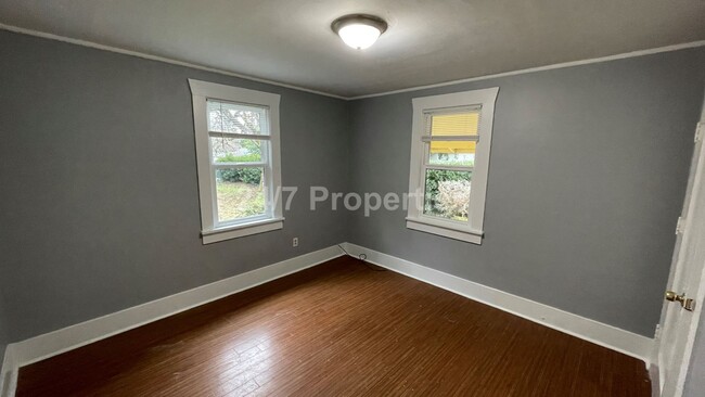 Building Photo - Huge Property w/ 2BD Home - Milwaukie, OR