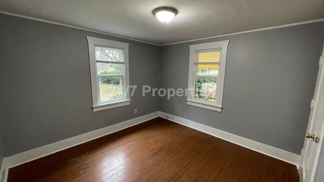 Building Photo - Updated Vintage 2 BD Home on a Spacious Lot - Milwaukie