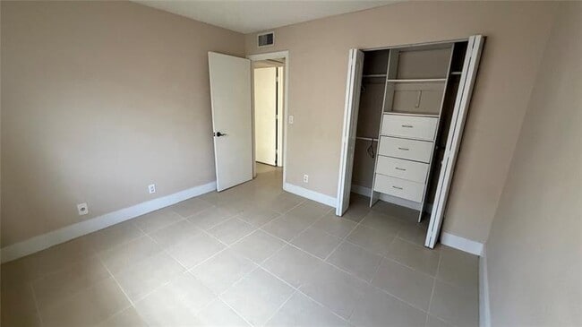 Building Photo - 5180 NE 6th Ave