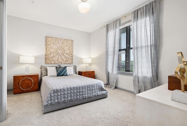 Building Photo - 601 Meeting St