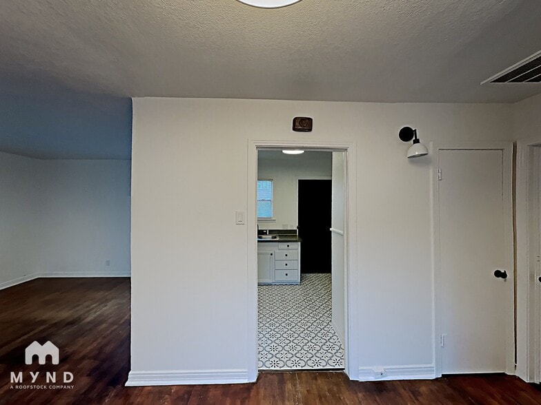 Building Photo - 401 N Montclair Ave